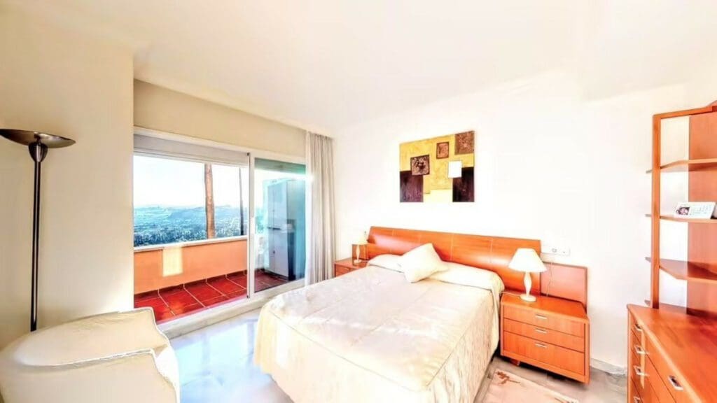 2 Bedroom Middle Floor Apartment In Nueva Andalucía