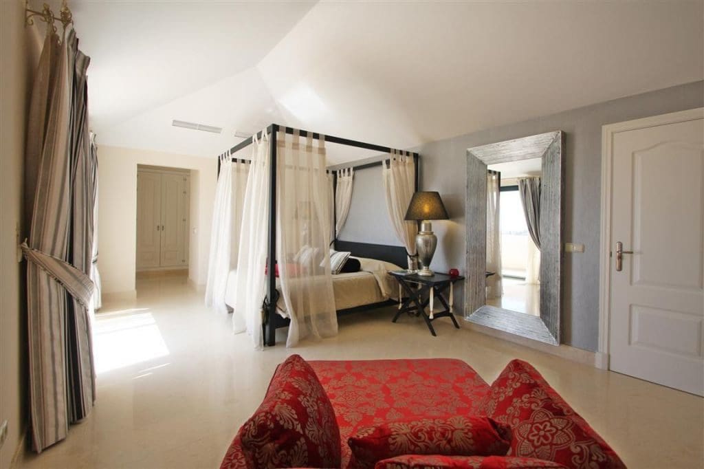 4 Bedroom Penthouse Apartment In Benahavís